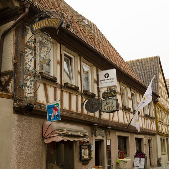 Wohn- und Geschäftshaus