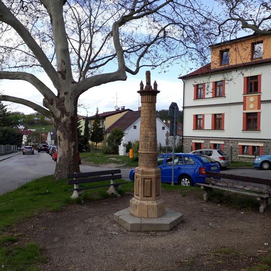 Sloup v Hluboké nad Vltavou na křižovatce