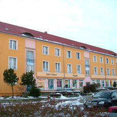 Mehrfamilienhaus der Wohnanlage Bahnhofsvorstadt, mit Läden Am Bahnhofsvorplatz 1a, 1b, 1c