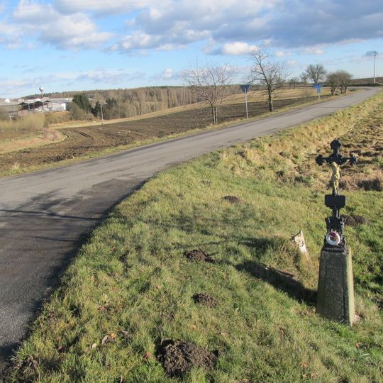 Kříž u křižovatky jižně od Hradecka