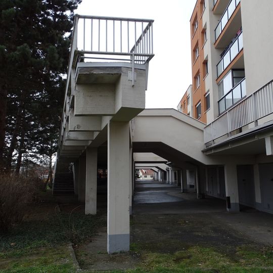 Mostní terasa u paneláku na Hostivařském náměstí