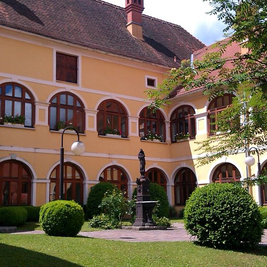 Dechanthof mit ehem. Wirtschaftsgebäuden und Brunnen