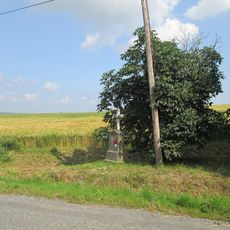 Kříž východně od Potvorova u rozcestí