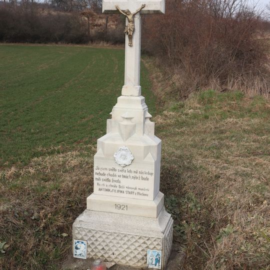 Kříž na křižovatce západně od Přeckova