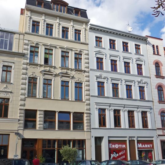 Wohnhaus in geschlossener Bebauung, mit originaler Ladenfront aus 1920er Jahren Elisabethstraße 11