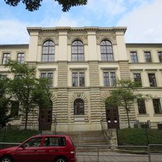 Schule mit Vorgarten Küchwaldstraße 4