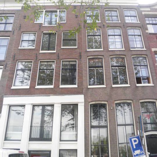 Pand met gevel onder rechte lijst