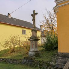 Kříž v Žádlovicích vedle kaple