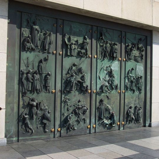 Bronzová vrata s reliéfy na Národním památníku na Vítkově v Praze