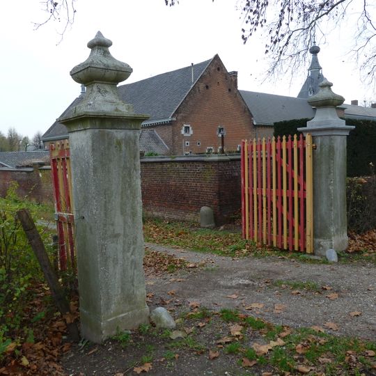 Kasteel Eijsden: twee hardstenen pijlers bij oprit
