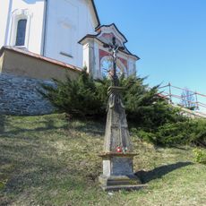 Kříž v Kopřivné před kostelem