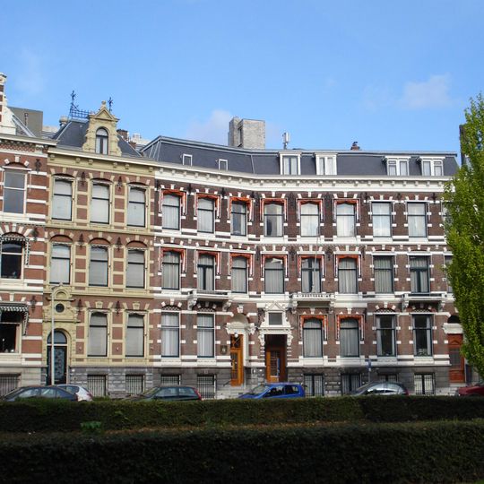 Aaneengesloten halfronde rij van 15 herenhuizen in neo-renaissance stijl