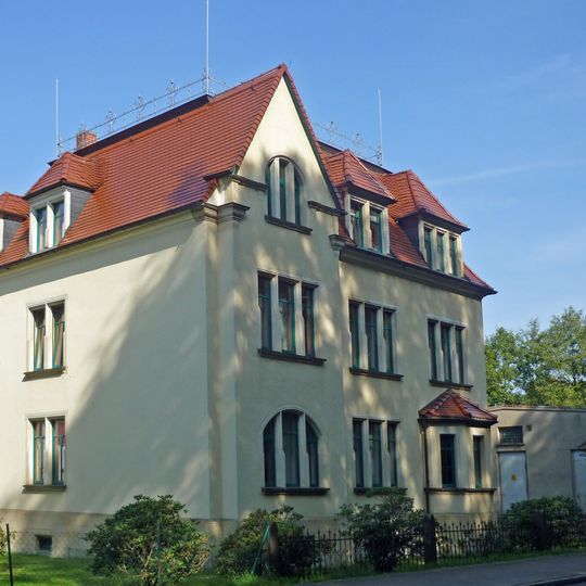 Fabrikantenvilla und Gedenkstein Dresdener Straße 29