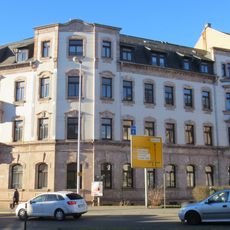 Mietshaus in halboffener Bebauung in Ecklage, mit Vorgarten zur Orthstraße Frankenberger Straße 49
