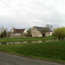 Seitengebäude (mit Auszugsteil), Stallgebäude (mit Oberlaube) und Scheune eines Vierseithofes Untere Dorfstraße 12