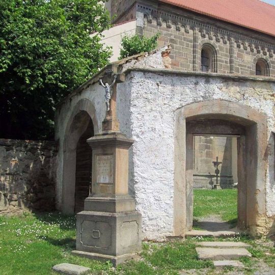 Kříž u kostela v Potvorově