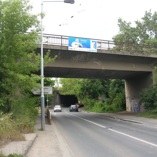 Severní most železniční jižní spojky přes ulici V korytech