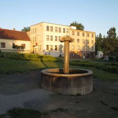 Kašna v Plané v ulici Dukelských Hrdinů