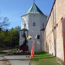 Fortyfikacje (mury obronne z basztami i bramami)