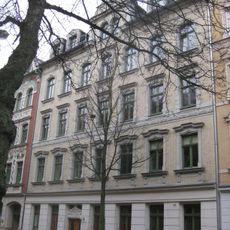 Mietshaus in geschlossener Bebauung Klarastraße 39