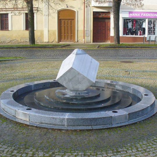 Kašna na Palackého náměstí v Dobrovici