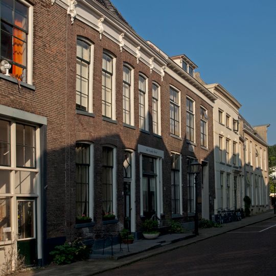 Vijf traveeën breed pand met kroonlijst met consoles