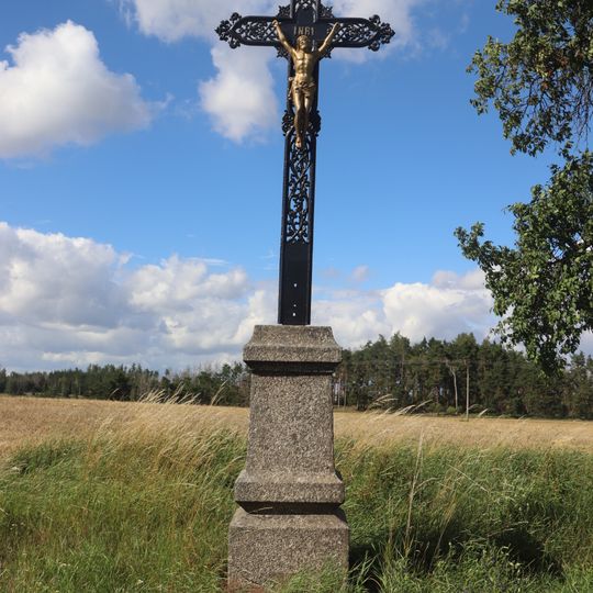 Kříž u křižovatky západně od Zahrádky