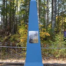 Братская могила - один холм, с площадкой в виде трибуны (Кочмас)