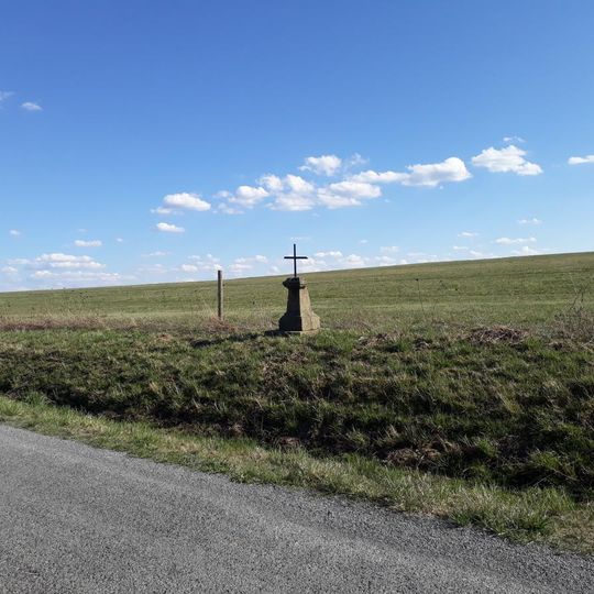 Kříž západně od Krašova pod vysílačem