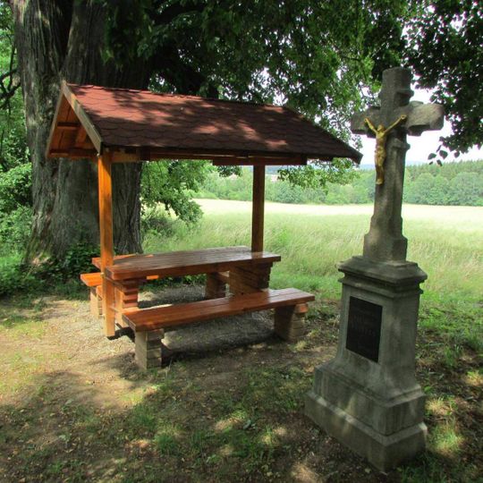 Kříž u památného stromu jižně od Mezné