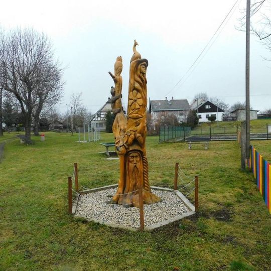 Dřevěná plastika na návsi ve Vrbicích