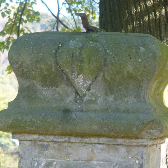 Podstavec ulomeného kříže v zahradě domu 57 v Horní Chřibské