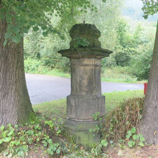 Podstavec s ulomeným křížem pod nádražím Prostřední Žleb