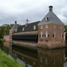 Stal en koetshuis met dienstwoningen