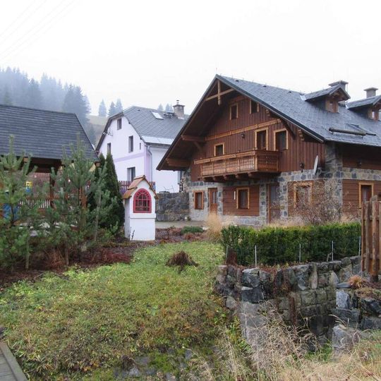 Kaplička v Ostružné v zahradě u potoka