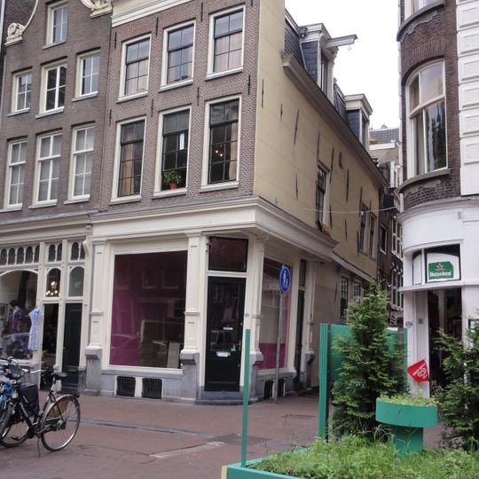 Hoekhuis met gevel onder rechte lijst