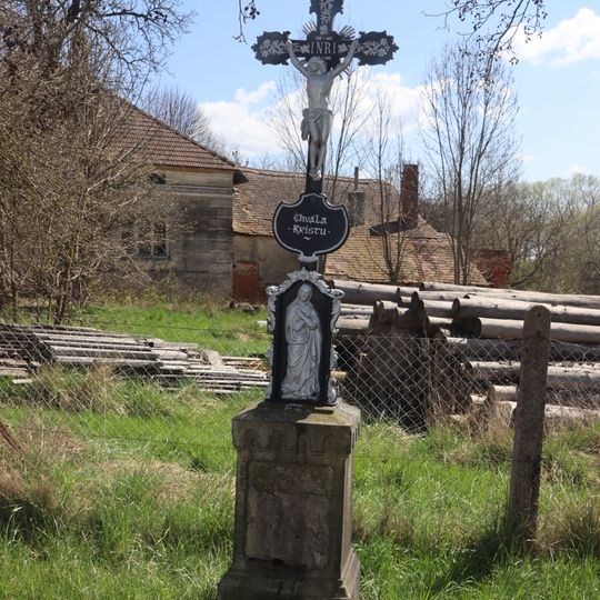 Kříž u silnice 152 v Jackově