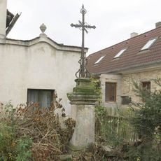 Kříž u silnice v Březně