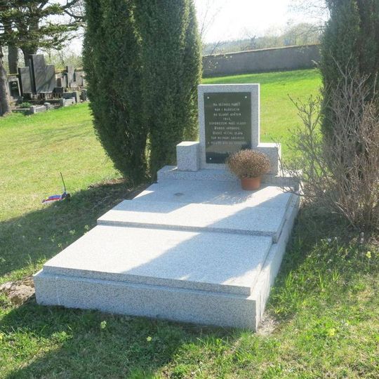 Pomník osvobození na hřbitově v Cínovci
