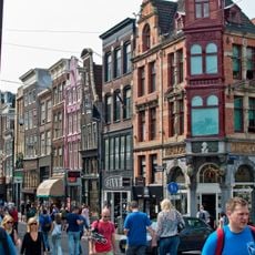 Pand met gevel onder gesneden rechte lijst