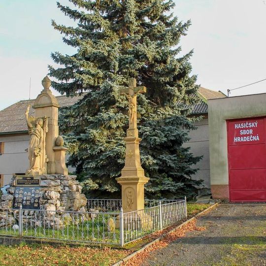 Kříž v Hradečné u pomníku padlým
