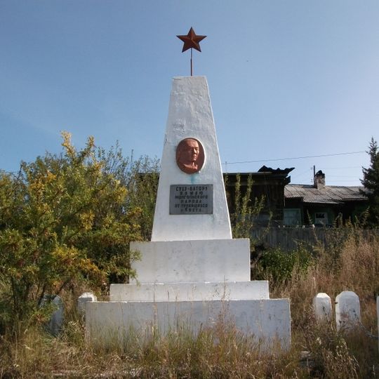 Памятник вождю монгольского народа Сухэ-Батору, сооруженный жителями Кяхты