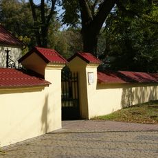 Ogrodzenie cmentarza kościelnego z bramkami