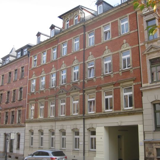 Mietshaus in geschlossener Bebauung Uhlandstraße 14