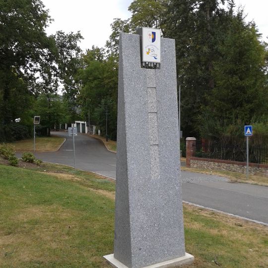 Památník partnerství s Villieu Loyes Mollon v Dobřichovicích