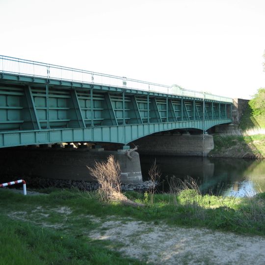 Kanaltrog über Wasserlauf Leine