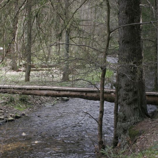 Lávka přes Ostružnou pod hradem Velhratice