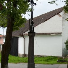 Kříž před zvonicí