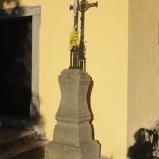 Kříž před kostelem sv. Petra a Pavla v Trnavě