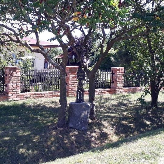 Kříž v Kostelní Radouni u zatáčky